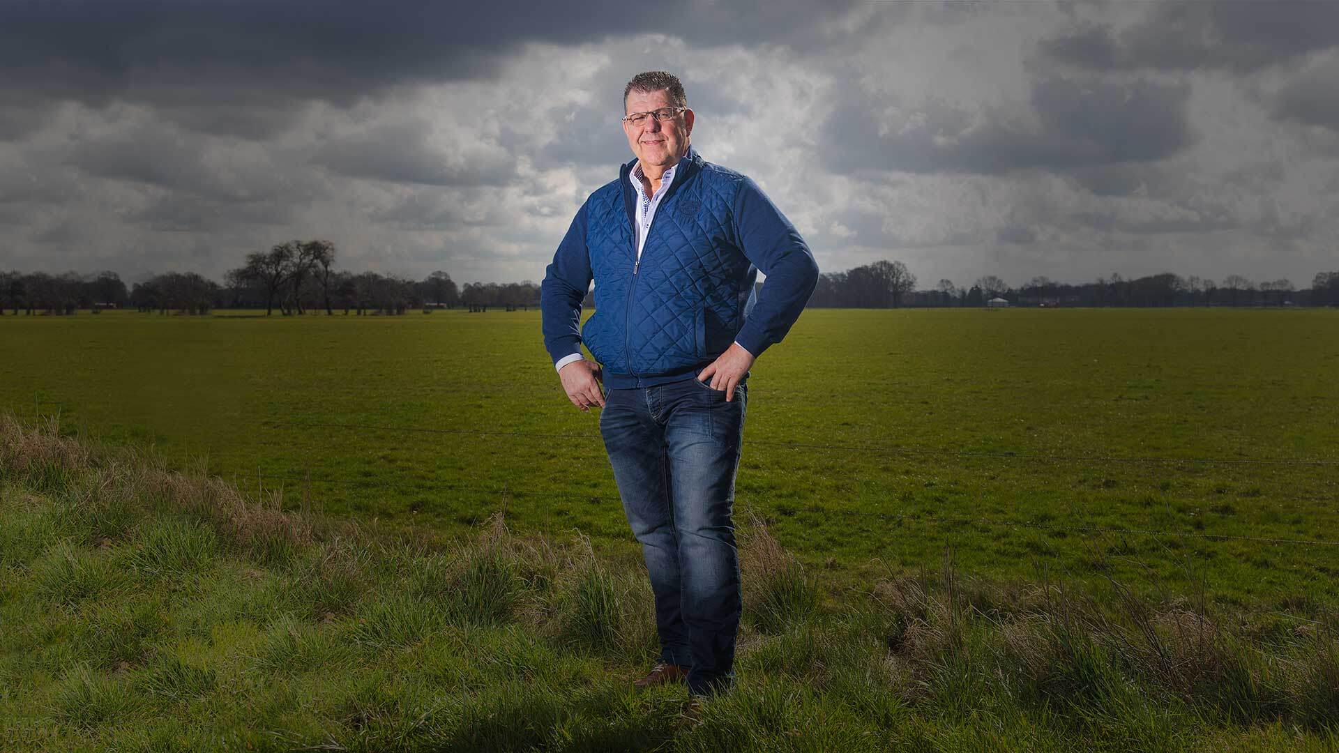 Bennie Roozegaarde in een Achterhoeks weiland onder een donkere wolkenlucht